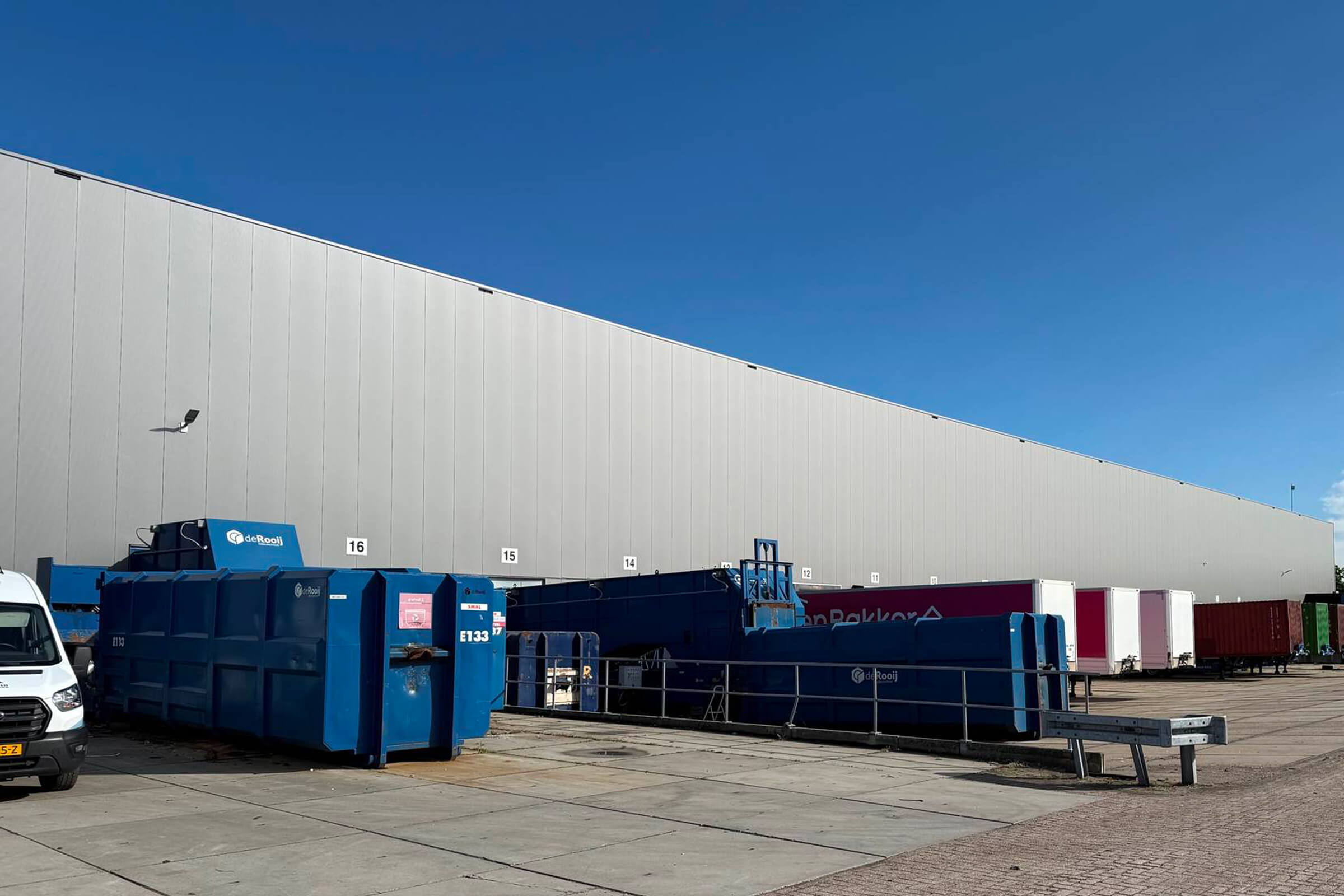 Raamsdonkveer Vervangen gevel 2000 m2 incl shelters